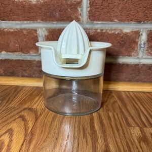 VTG Gemco USA Glass Juicer White Plastic Lid Top Retro Kitchenware Glassware